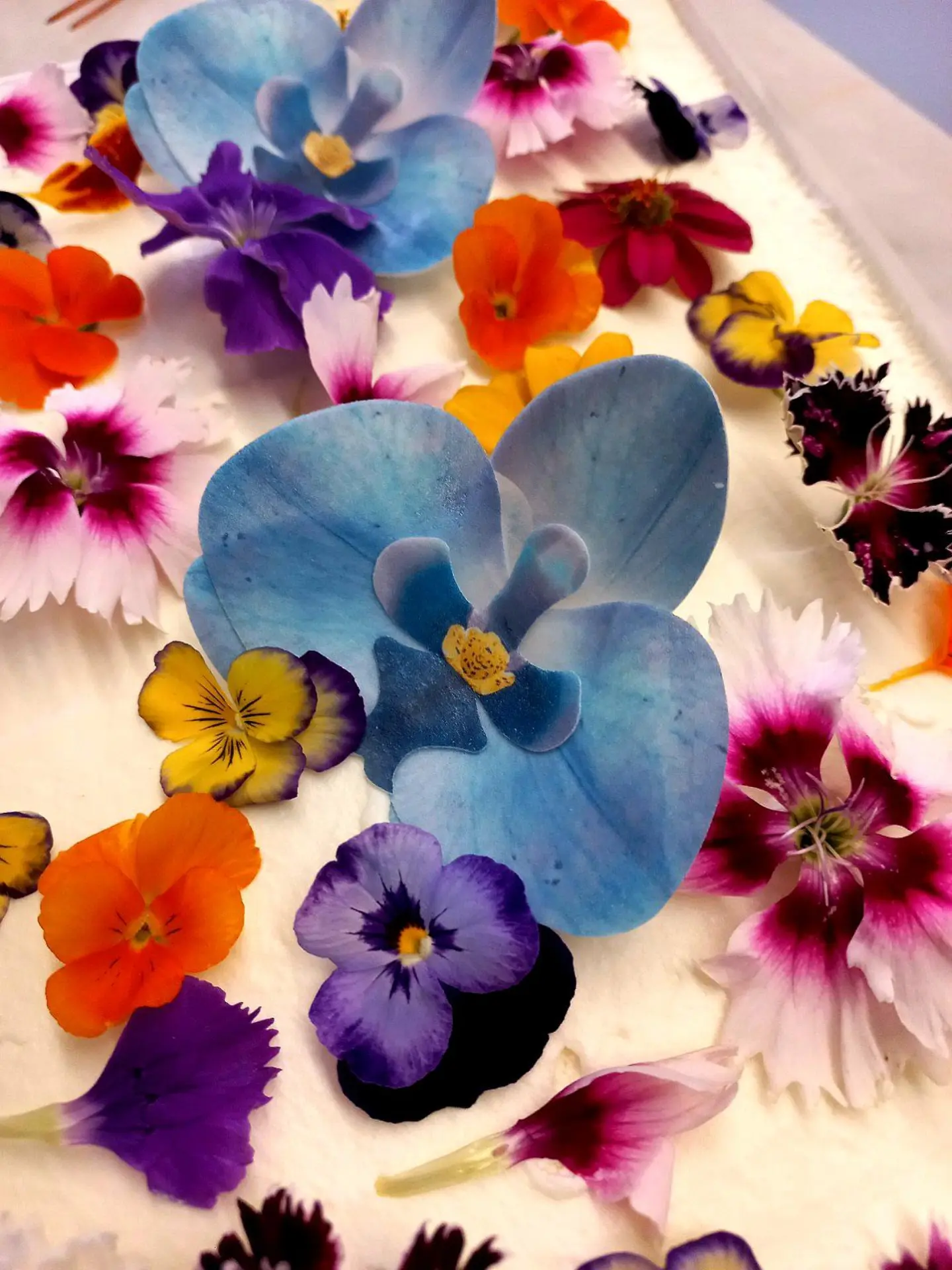 Bolo coberto de flores comestíveis