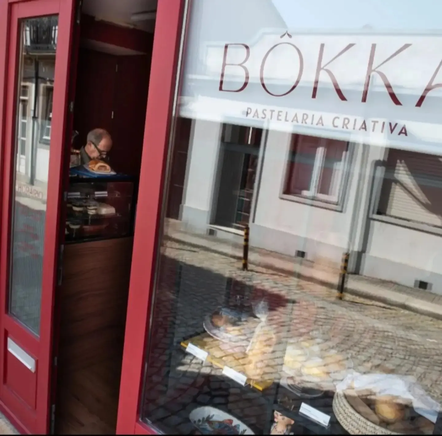Montra do Bôkka na Foz Velha, com a vitrine de pastelaria